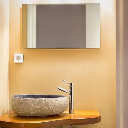 Marianna Suites *